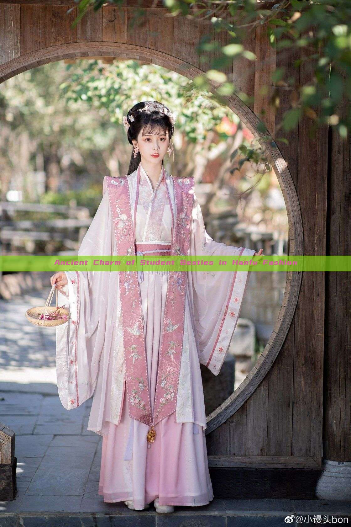 Ancient Charm of Student Besties in Hanfu Fashion Ancient Charm of Student Besties in Hanfu Fashion