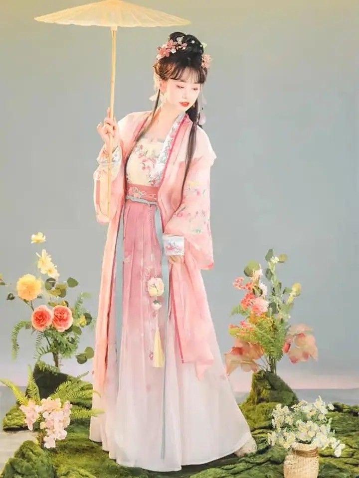 Exploring the World of Exotic-Inspired Hanfu Headdresses Exploring the World of Exotic-Inspired Hanfu Headdresses