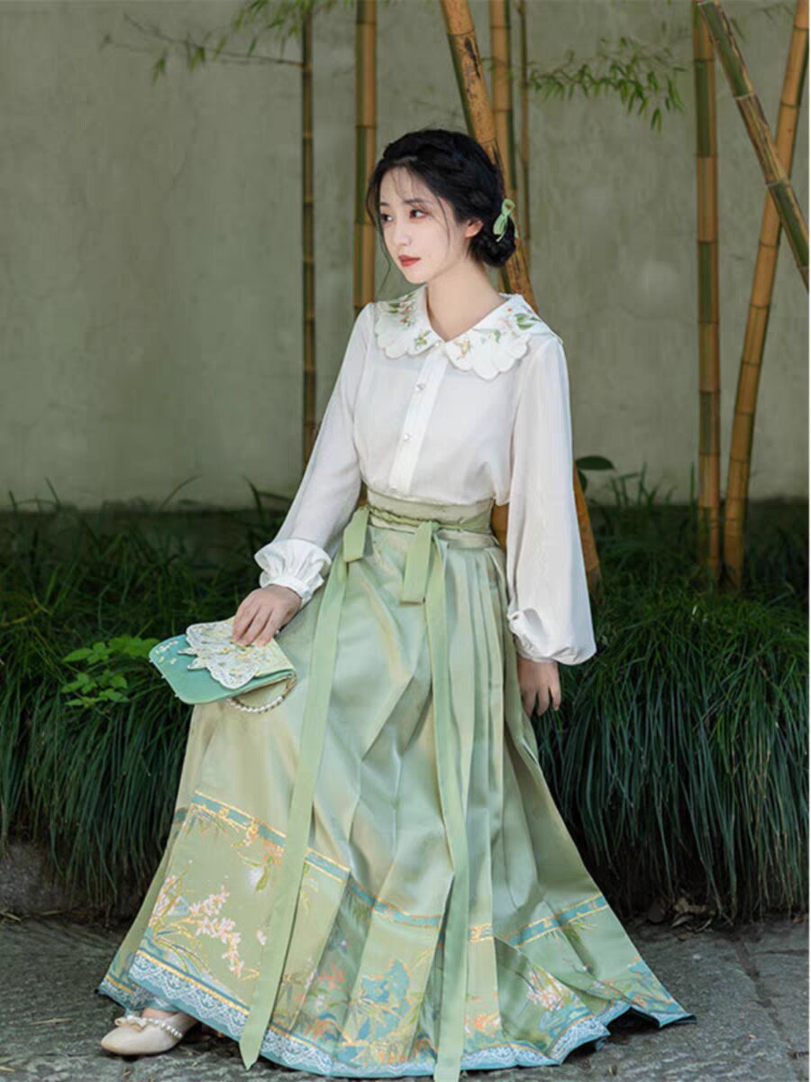 Youthful Elegance in Traditional Cheongsam:The Premium Version Youthful Elegance in Traditional Cheongsam:The Premium Version