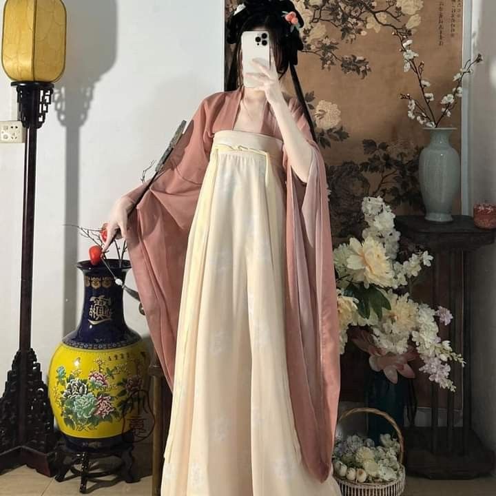 Embracing the Elegance of Cheongsam Accessories:Headwear and Other Trimmings Embracing the Elegance of Cheongsam Accessories:Headwear and Other Trimmings