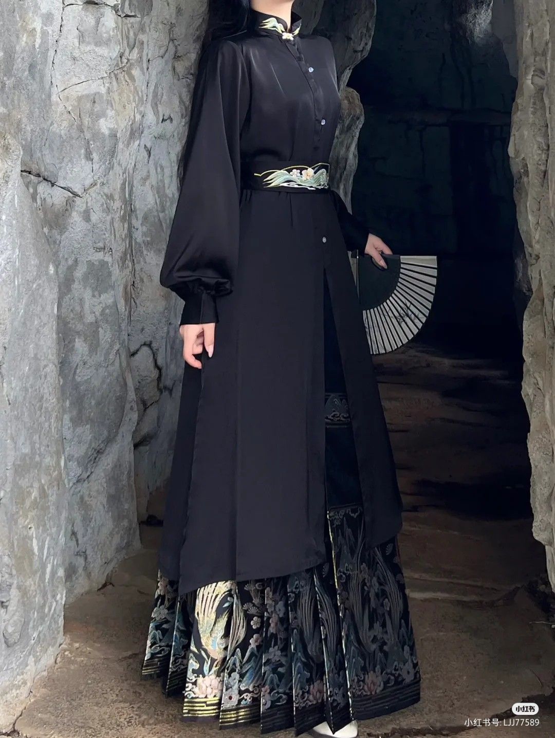 The Charm of Pin-Tied Cheongsam with a Delicate Yaji The Charm of Pin-Tied Cheongsam with a Delicate Yaji