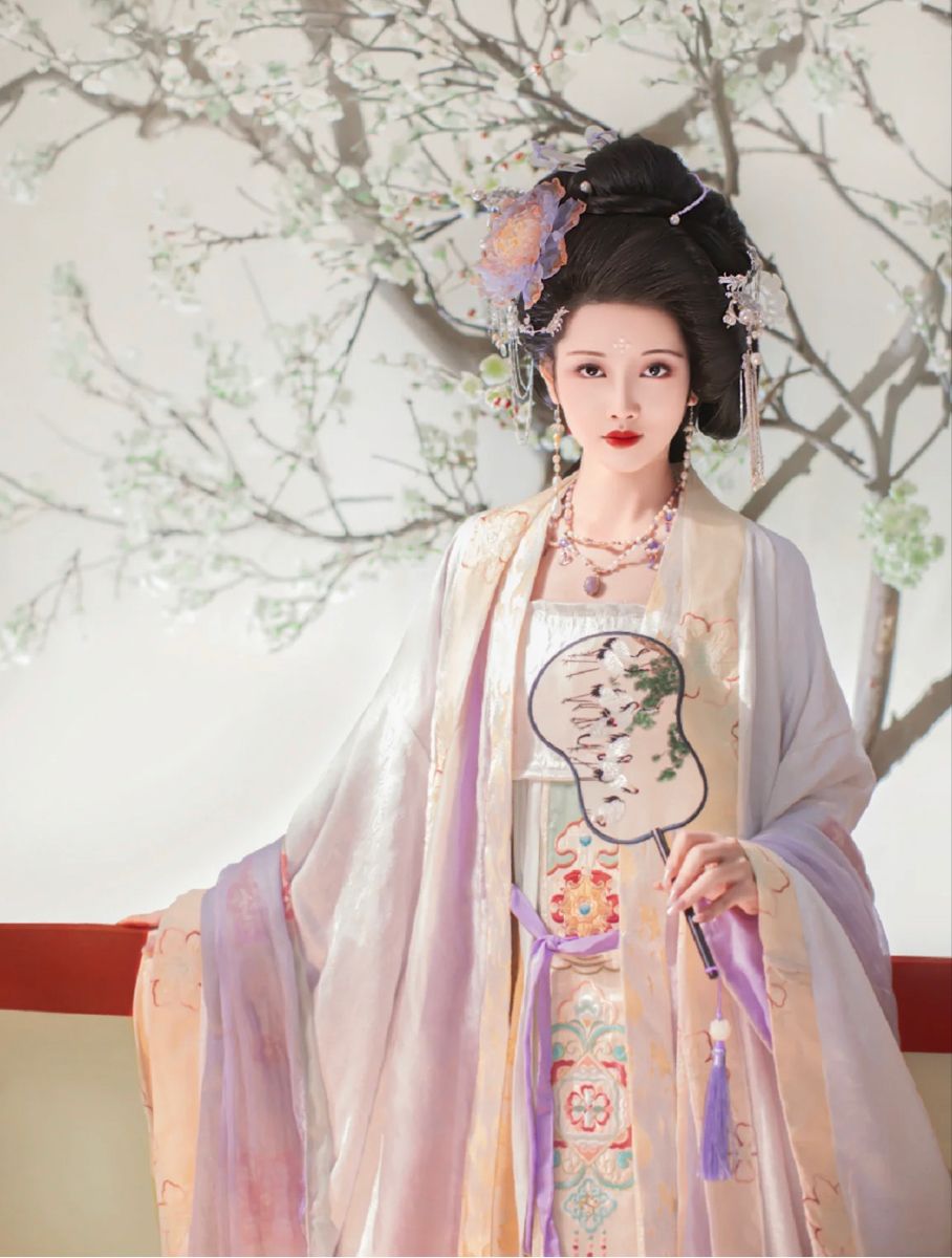 Traditional Chinese Cheongsam with a Modern Twist:The Art of the Fish Tail Skirt Traditional Chinese Cheongsam with a Modern Twist:The Art of the Fish Tail Skirt