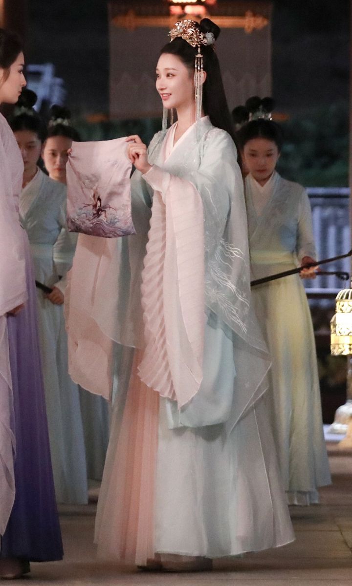 The Revival of Hanfu:One-Piece Qixiong Style The Revival of Hanfu:One-Piece Qixiong Style