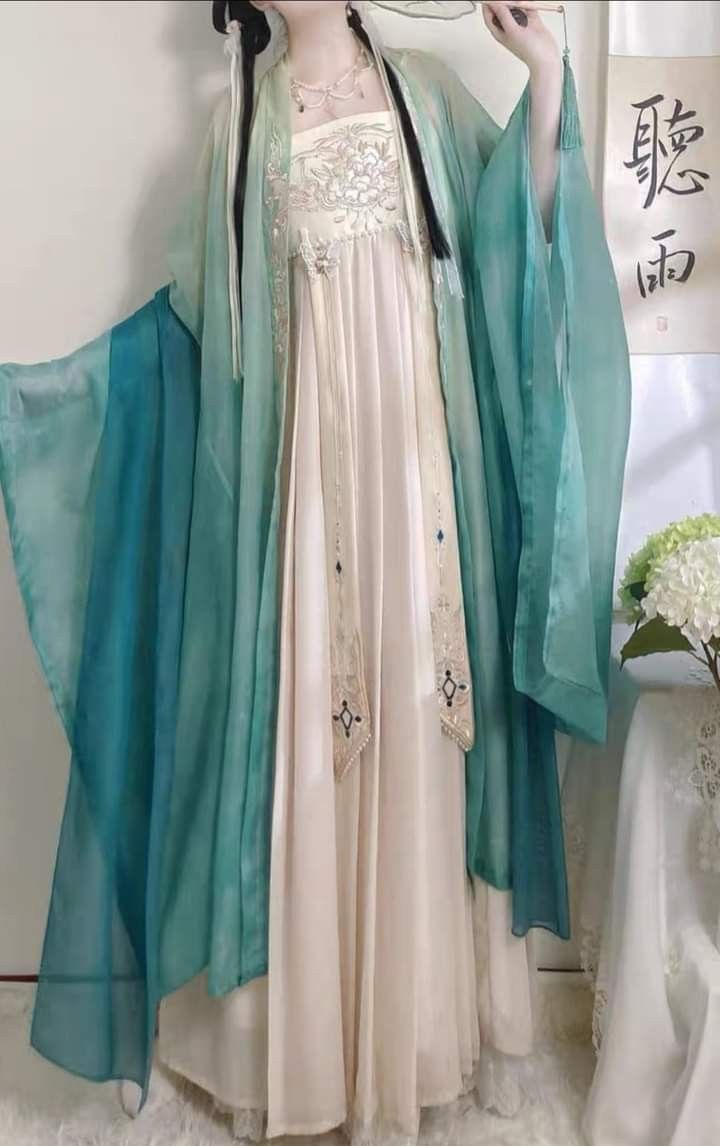 Embracing Modernity in Traditional Style:The Evolution of Chinese Cheongsam into Neo-Classical Chic Embracing Modernity in Traditional Style:The Evolution of Chinese Cheongsam into Neo-Classical Chic