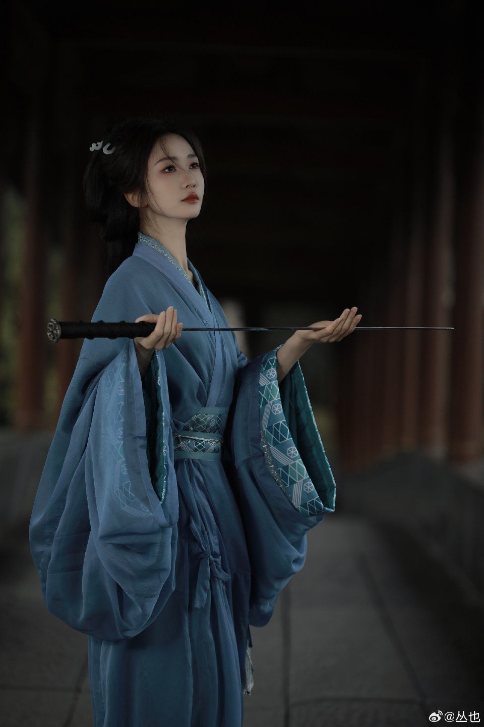 Moonlit Elegance:The Charm of Qipao with Blooming Flower Prints