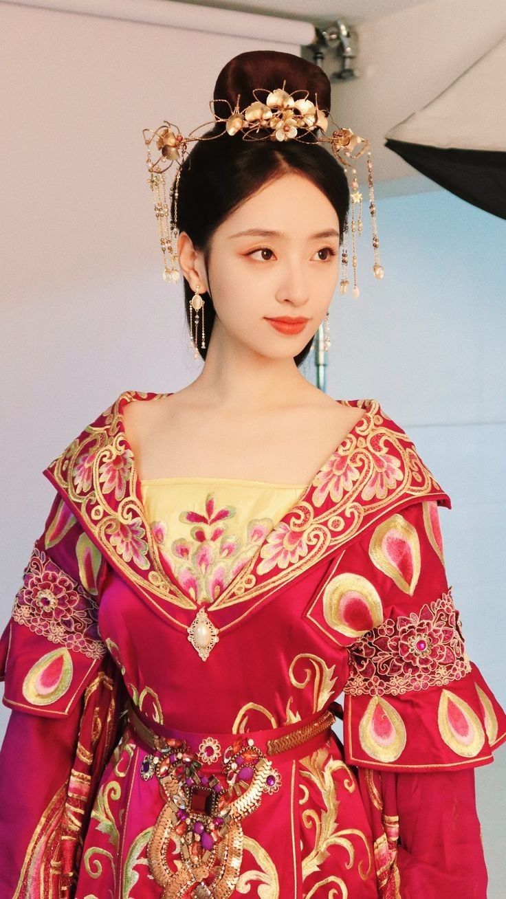 The Magnificent Empress of Hanfu Fashion:Cool,High-Powered,and Unapproachably Chic The Magnificent Empress of Hanfu Fashion:Cool,High-Powered,and Unapproachably Chic