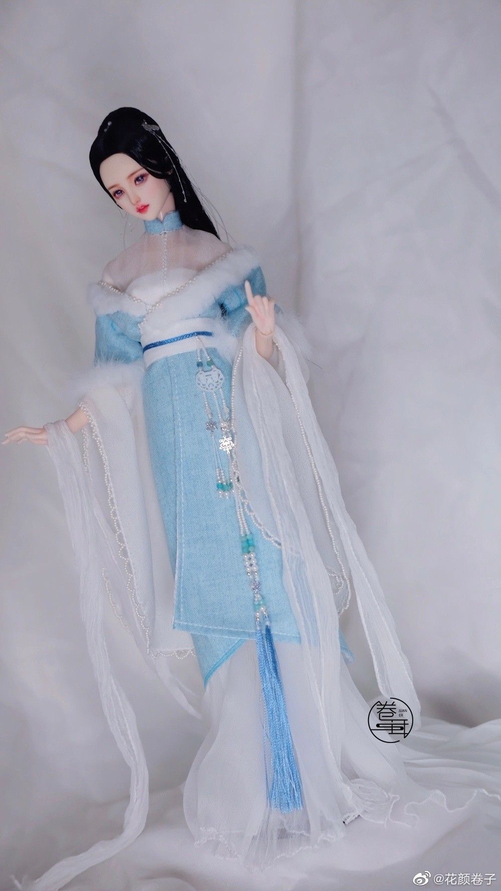 The Enchantment of Green Cheongsam:A Traditional Beauty in Modern Context The Enchantment of Green Cheongsam:A Traditional Beauty in Modern Context
