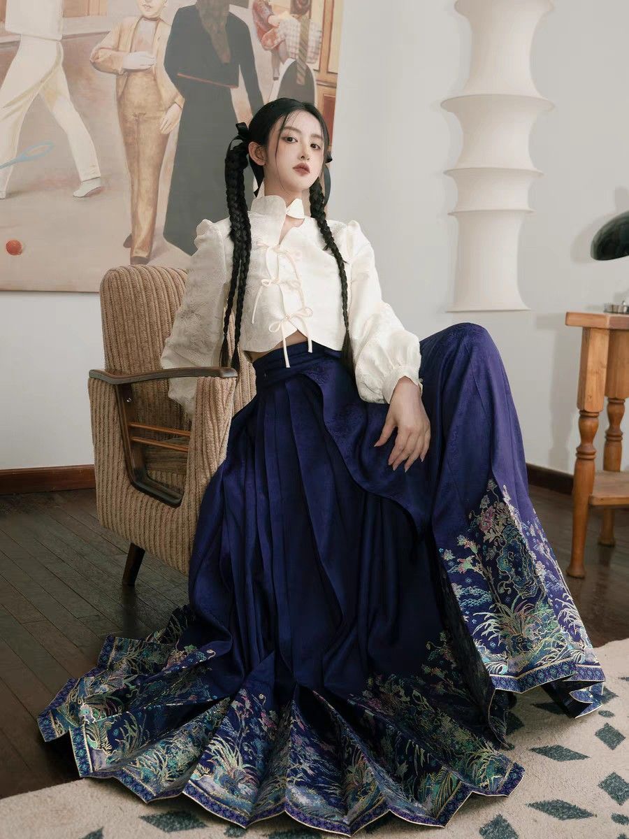 Traditional Chinese Womens Attire:The Charm of Mandarin Jackets with Horse-Face Skirts