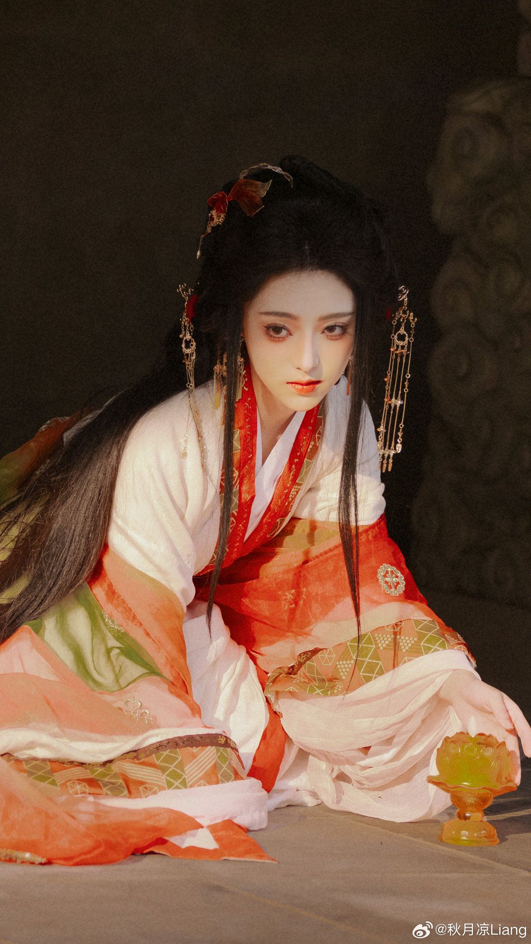 The Enchantment of Winter White Cheongsam:A Tale of the Qipao-Clad Woman in Autumn and Winter The Enchantment of Winter White Cheongsam:A Tale of the Qipao-Clad Woman in Autumn and Winter