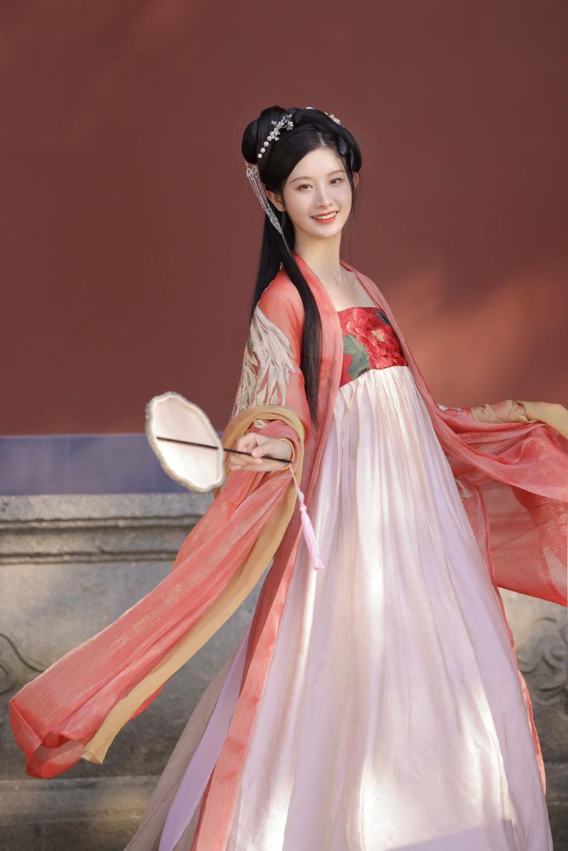 Splendid Splendor:The Moonlit Cheongsam of Jinxiu Mingyue Splendid Splendor:The Moonlit Cheongsam of Jinxiu Mingyue