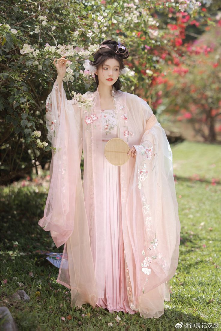 Hanfu Fashion:Exploring the Zhang Na La Style and Its Allure