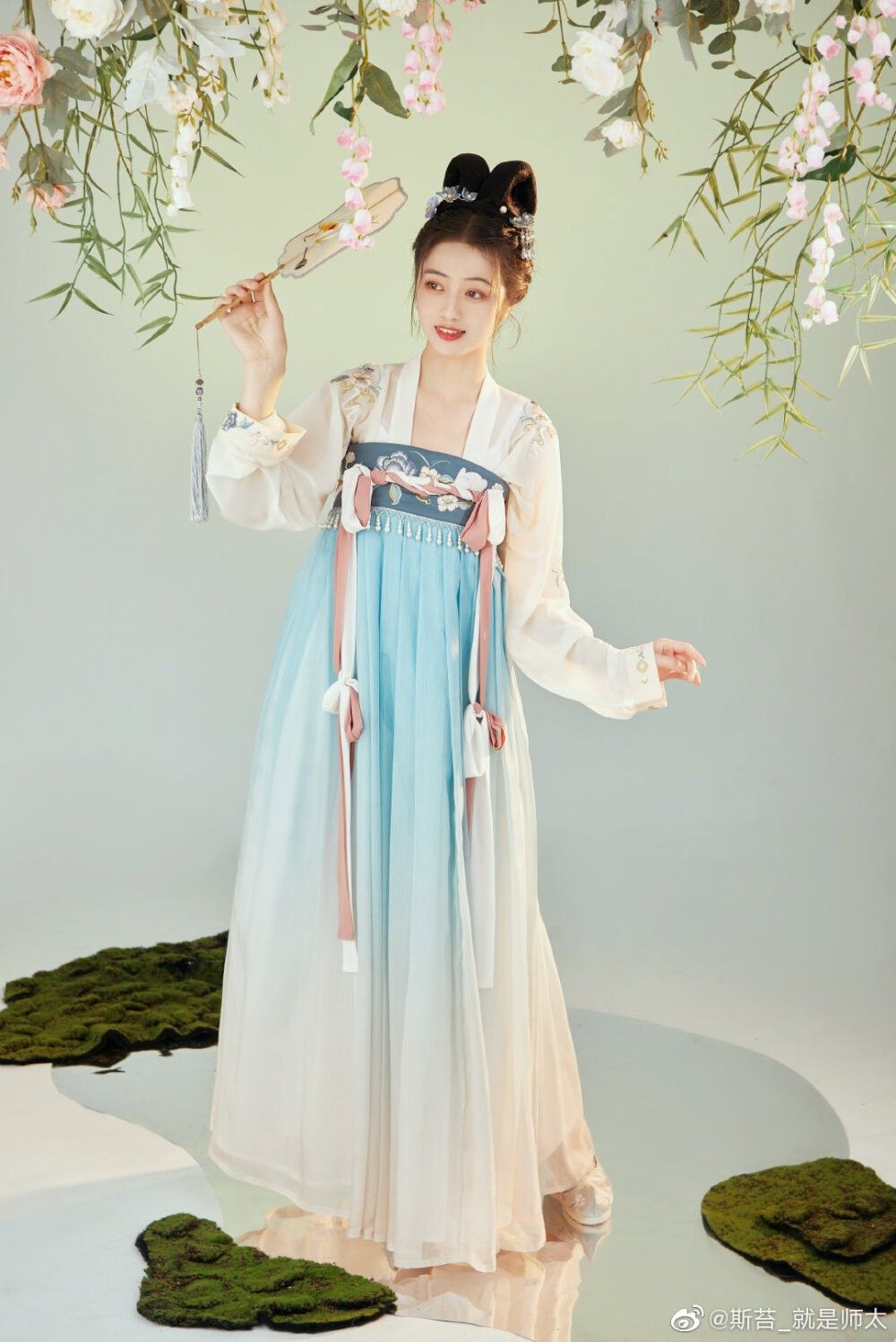 Summer Vogue:The Enchanting Journey of a Martial Arts Warrior in Hanfu Fashion Summer Vogue:The Enchanting Journey of a Martial Arts Warrior in Hanfu Fashion
