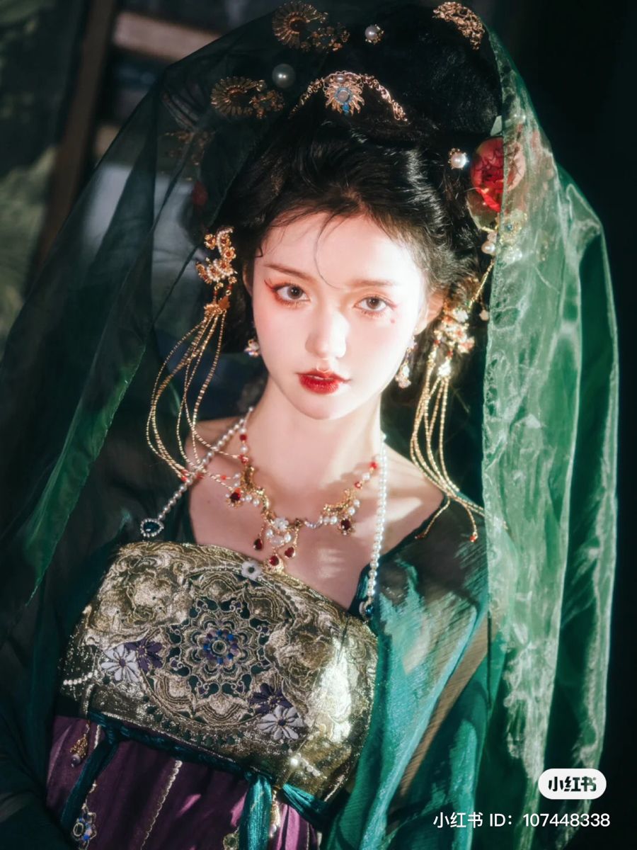 The Loose-fitting Cheongsam with Reverse-袖 Style:A Fashionable Evolution The Loose-fitting Cheongsam with Reverse-袖 Style:A Fashionable Evolution