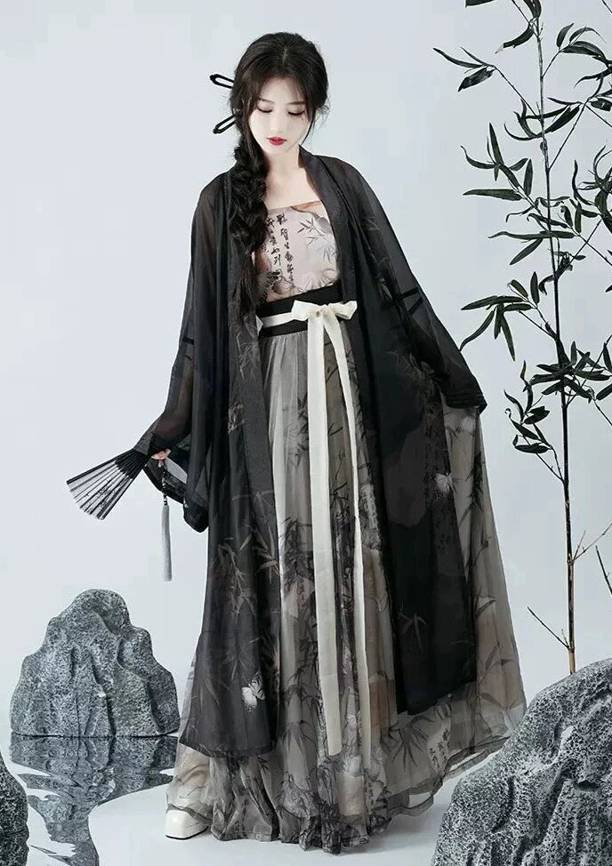 Green Hanfu:The 13-Year-Olds Embrace of Traditional Chinese Elegance
