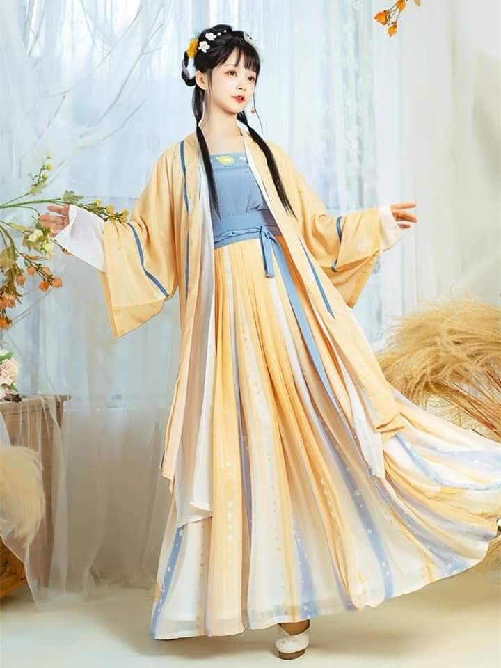 The Dominant Student in Traditional Hanfu:A Tale of a Fierce and Elegant Female Student