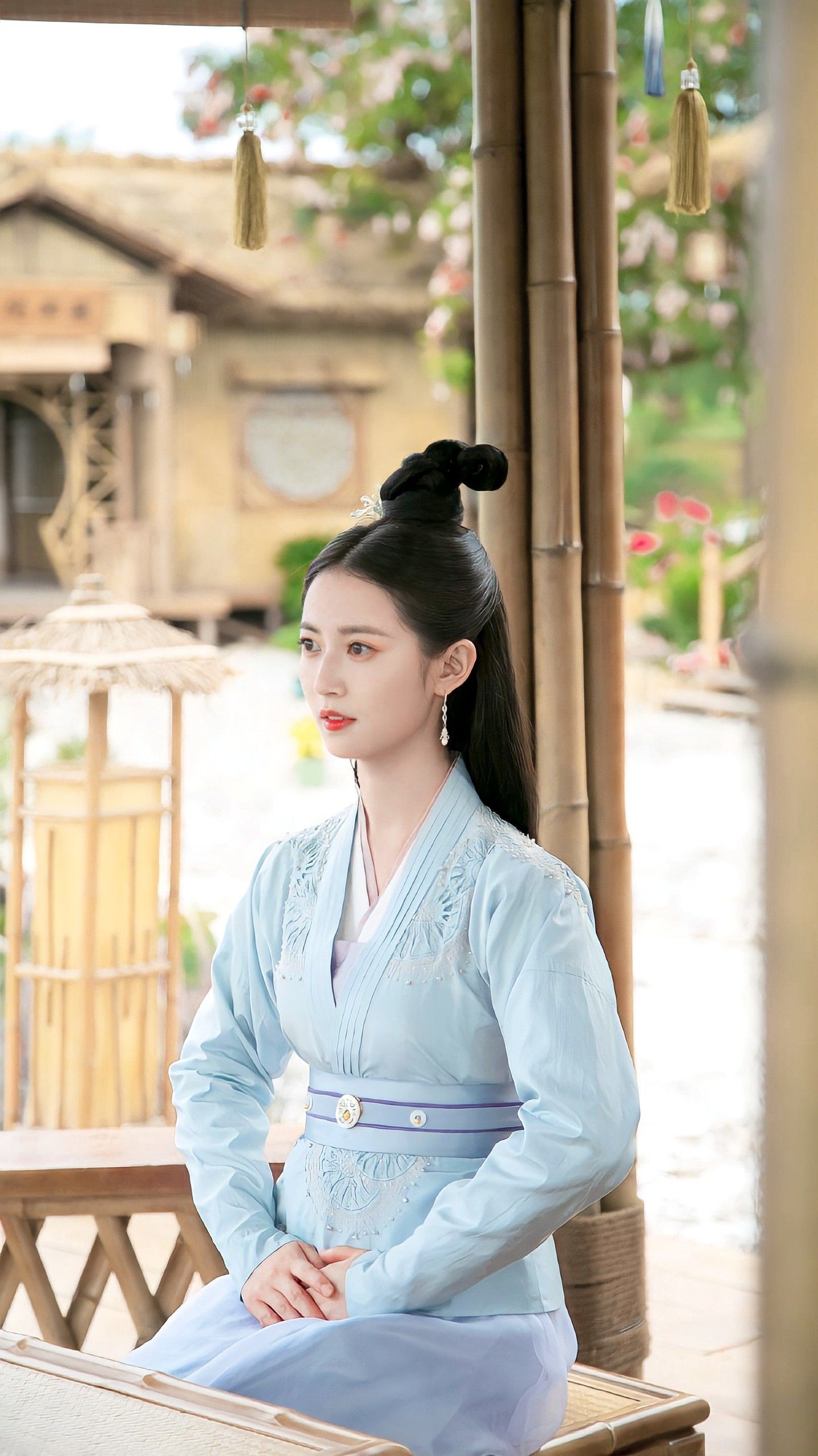 Embracing the Elegance of Black Cheongsam:Neo-Chinese Stylishness and Body Contouring Embracing the Elegance of Black Cheongsam:Neo-Chinese Stylishness and Body Contouring