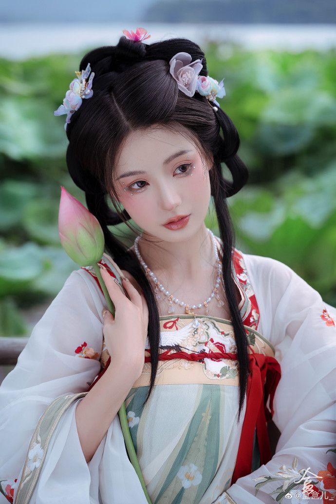 The Essence of Three-Character Classic and the Splendor of Hanfu Han Chinese Traditional Clothing) The Essence of Three-Character Classic and the Splendor of Hanfu Han Chinese Traditional Clothing)