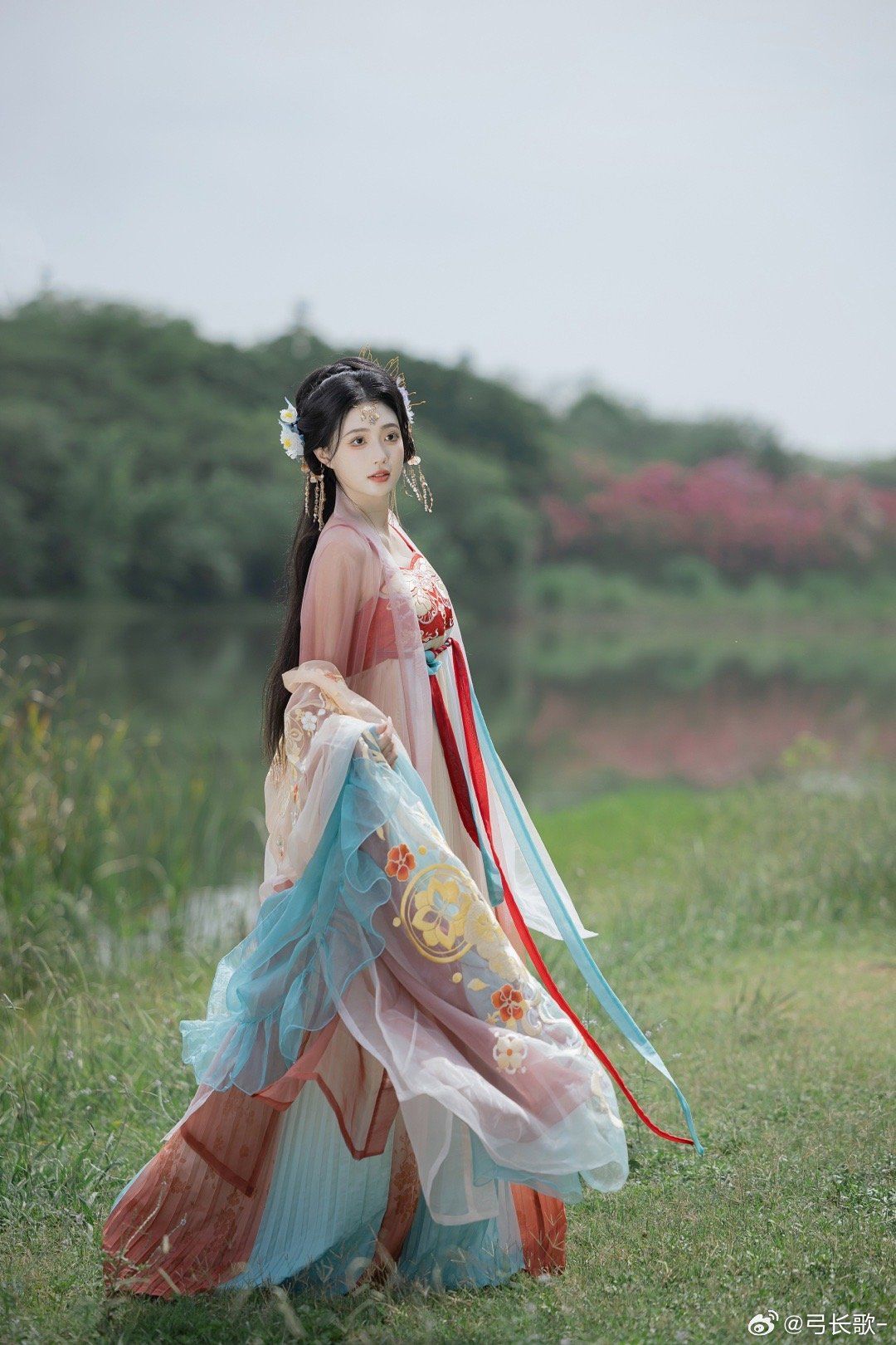 Winter Elegance:The Charm of Eight-Pointed Horseface Skirt in the Cold Season
