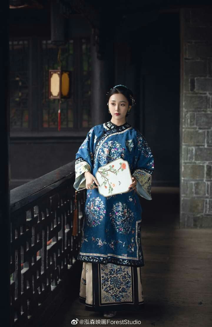 The Charm of Short-Length Cheongsam with Long Sleeves:A Closer Look The Charm of Short-Length Cheongsam with Long Sleeves:A Closer Look