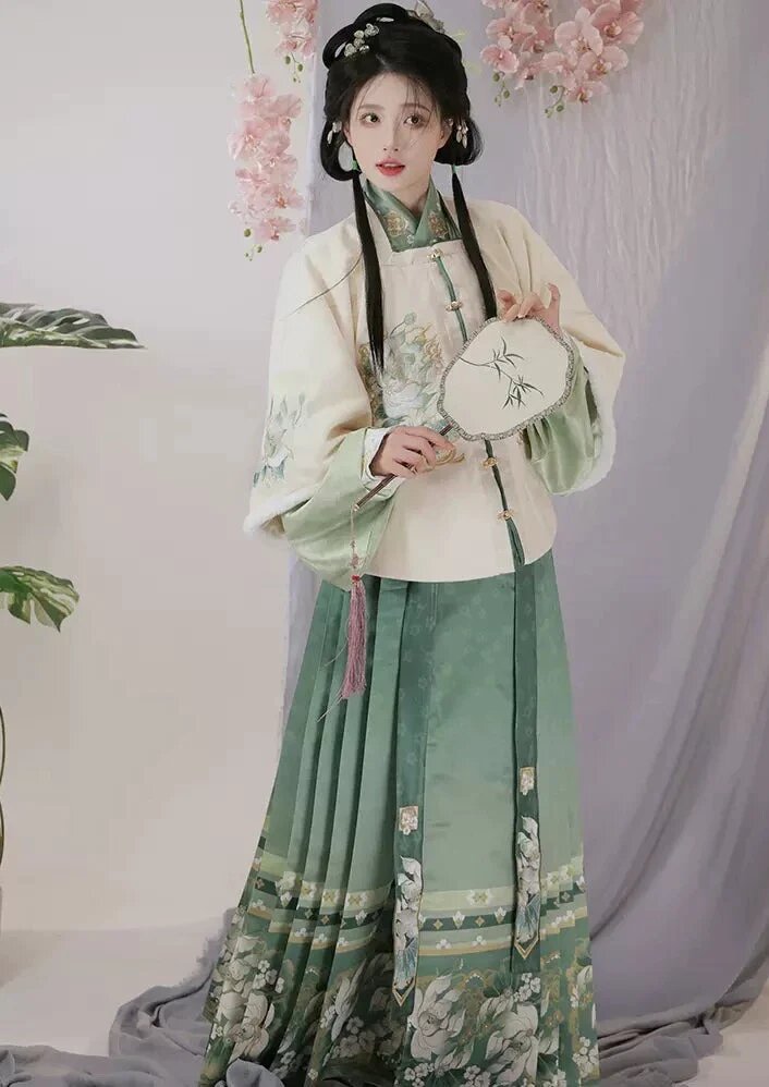 Elegant Silk Cheongsam Dress:A Blend of Traditional Charm and Modern Elegance Elegant Silk Cheongsam Dress:A Blend of Traditional Charm and Modern Elegance