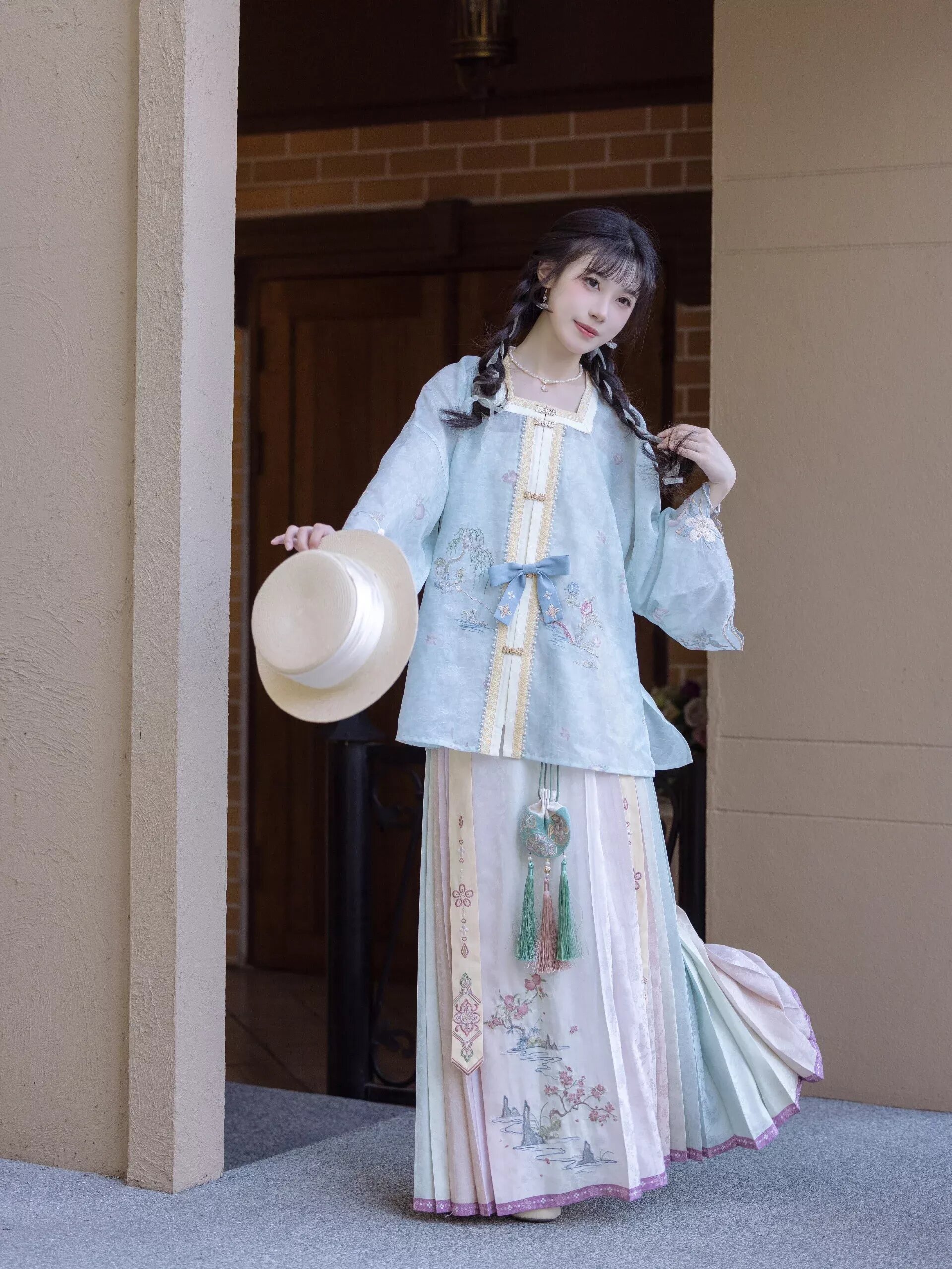 Elegant Long-Style Cheongsam for Women:A Symbol of Traditional Splendor Elegant Long-Style Cheongsam for Women:A Symbol of Traditional Splendor