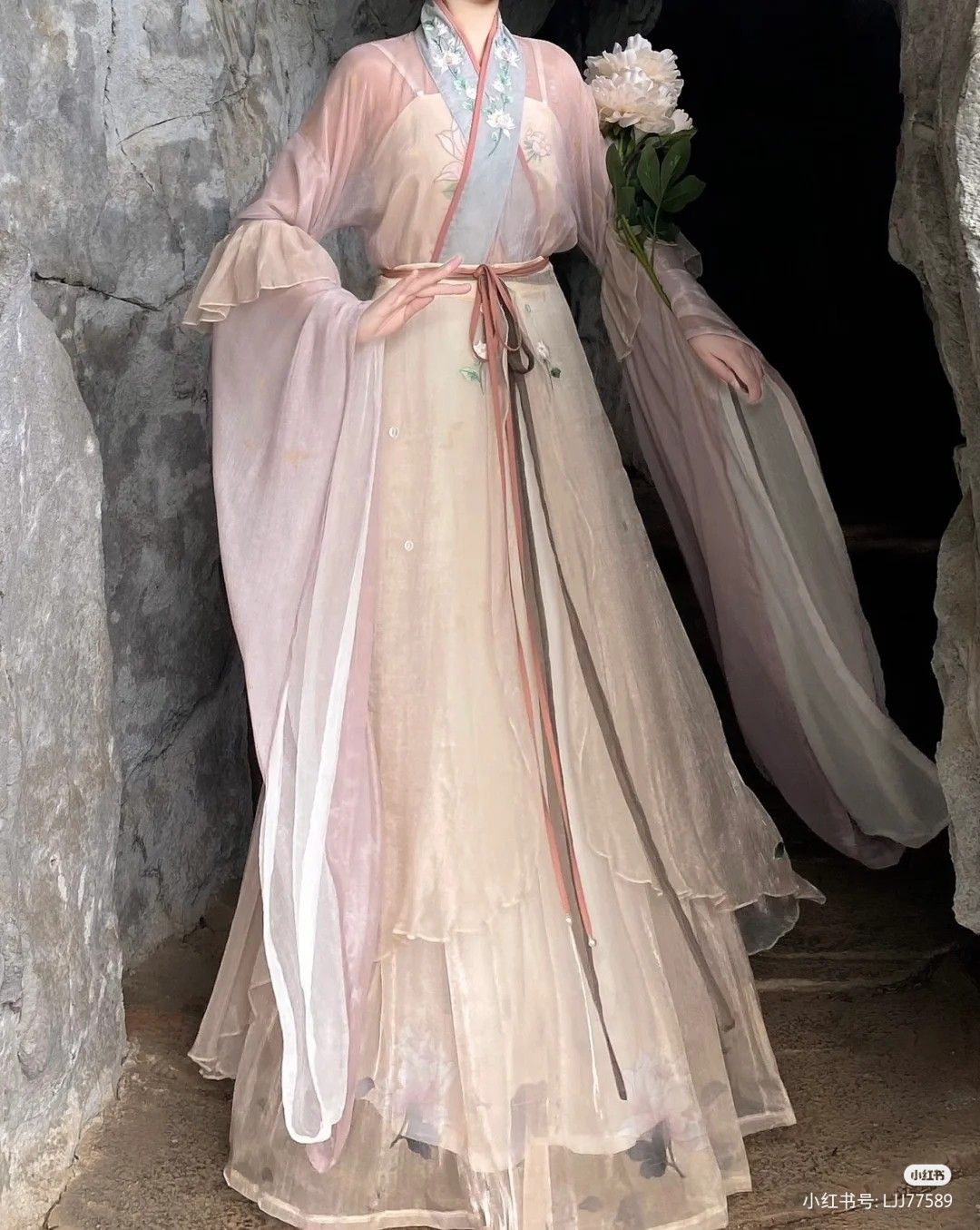 A Tale of a Noble Young Master in a Fairyland of Hanfu Fashion:An Ancient Style of Ethereal Grace A Tale of a Noble Young Master in a Fairyland of Hanfu Fashion:An Ancient Style of Ethereal Grace