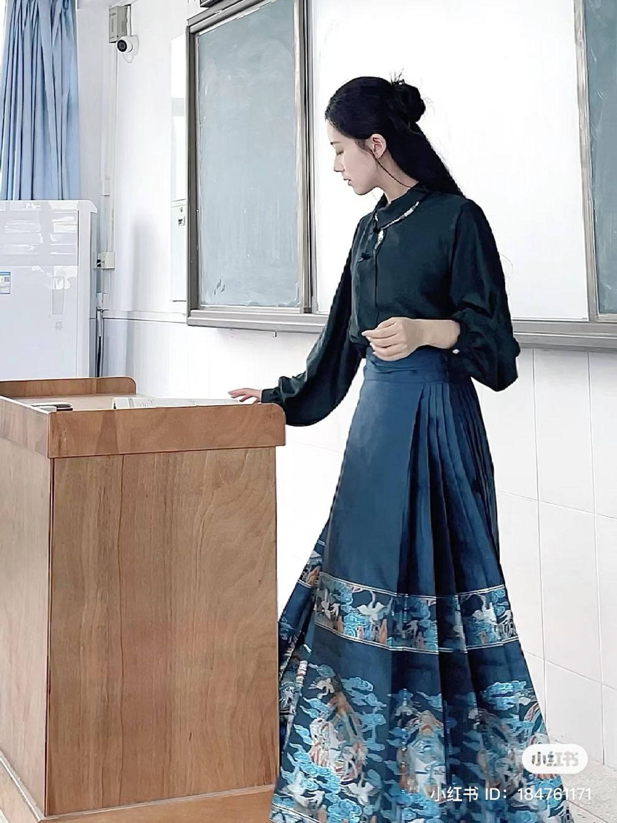 Vintage Jazz Qipao:A Blend of Ancient Elegance and Modern Jazz Rhythm Vintage Jazz Qipao:A Blend of Ancient Elegance and Modern Jazz Rhythm