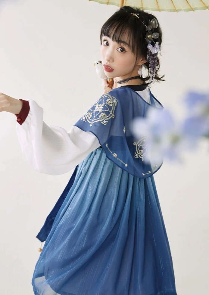 The Elegant Cheongsam of the Joyful Mother-in-Law at the Wedding The Elegant Cheongsam of the Joyful Mother-in-Law at the Wedding