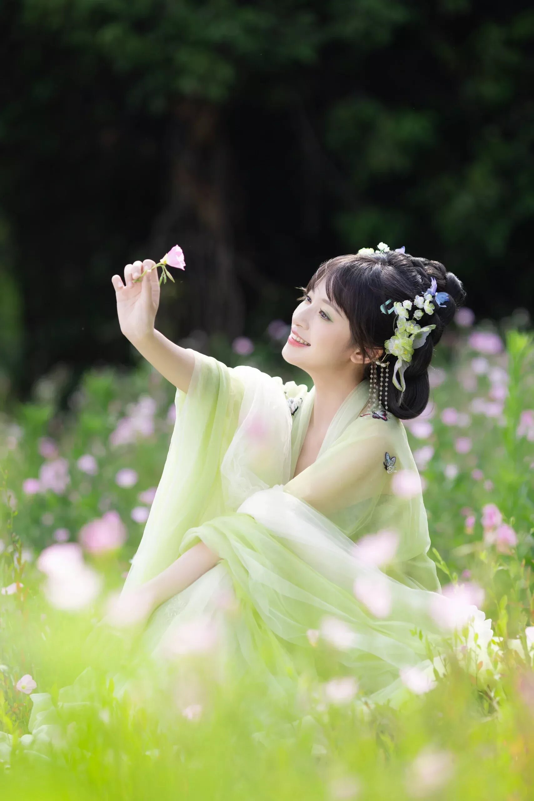 Traditional and Modern Hair Accessories for the Qipao:A Guide to Complementing Your Cheongsam Traditional and Modern Hair Accessories for the Qipao:A Guide to Complementing Your Cheongsam
