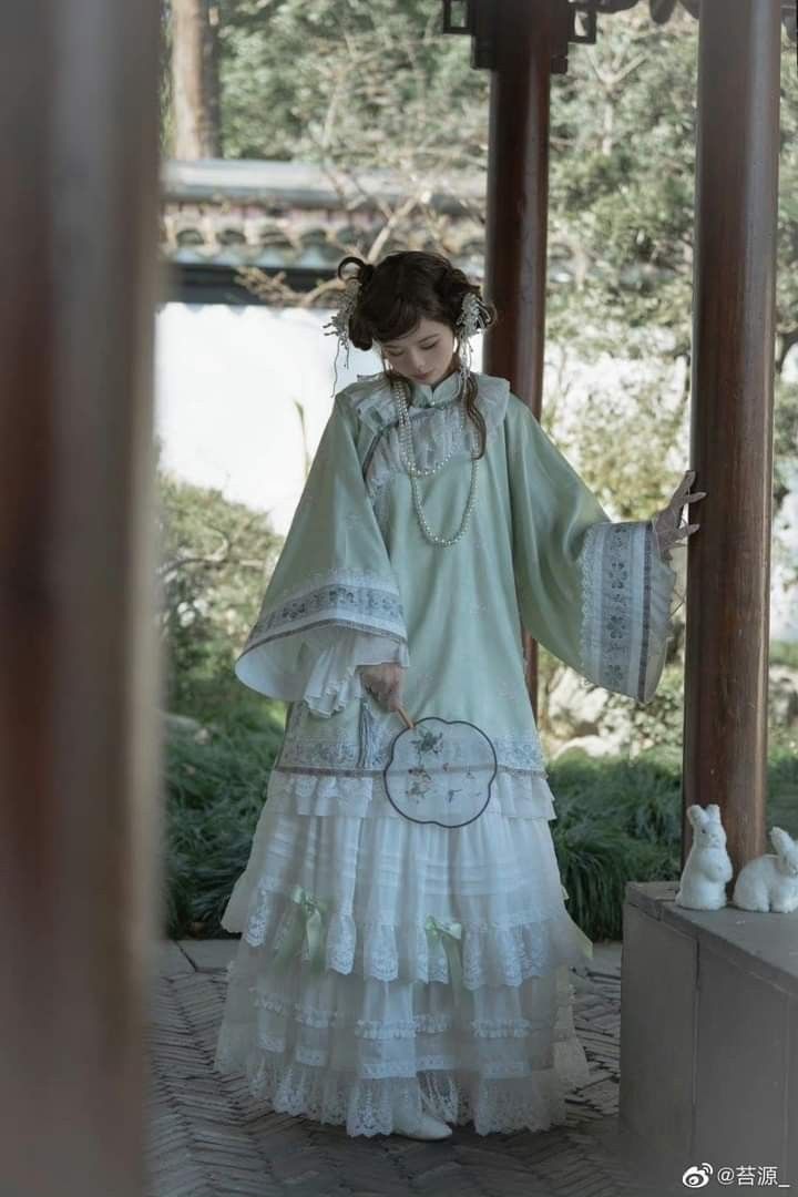Embracing Innovation:The Modern Qipao as a Fashion Revolution Embracing Innovation:The Modern Qipao as a Fashion Revolution