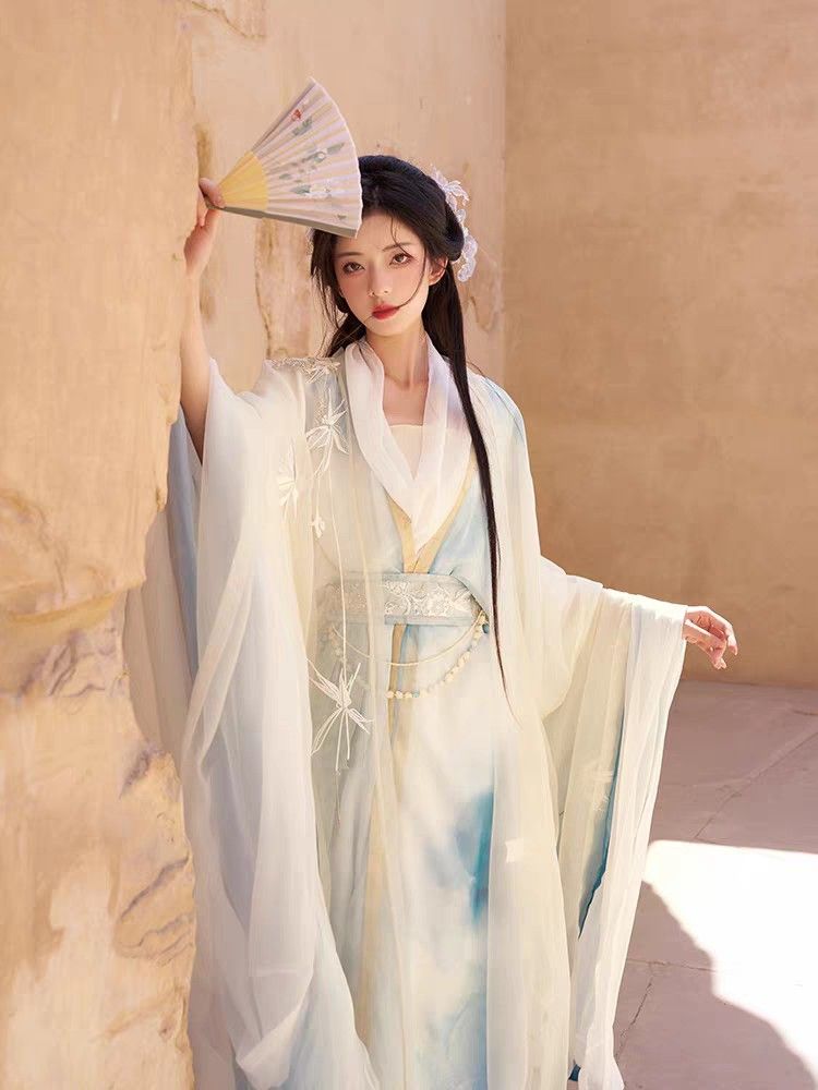 The Evolution of the Elongated Cheongsam:A Glitz and Glamour Runway Showcase The Evolution of the Elongated Cheongsam:A Glitz and Glamour Runway Showcase