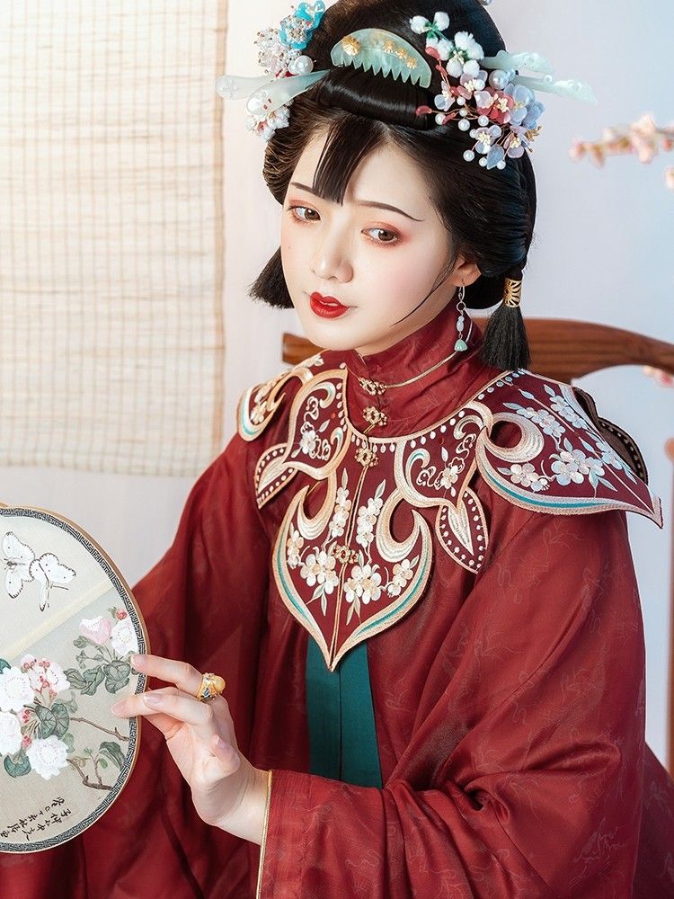 Embracing the Elegance of Dance Cheongsam with High Slits Embracing the Elegance of Dance Cheongsam with High Slits
