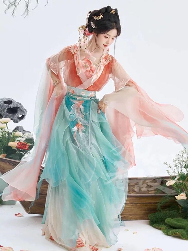 The Summer of a Ten-Year-Old Girl in Traditional Chinese Fashion The Summer of a Ten-Year-Old Girl in Traditional Chinese Fashion
