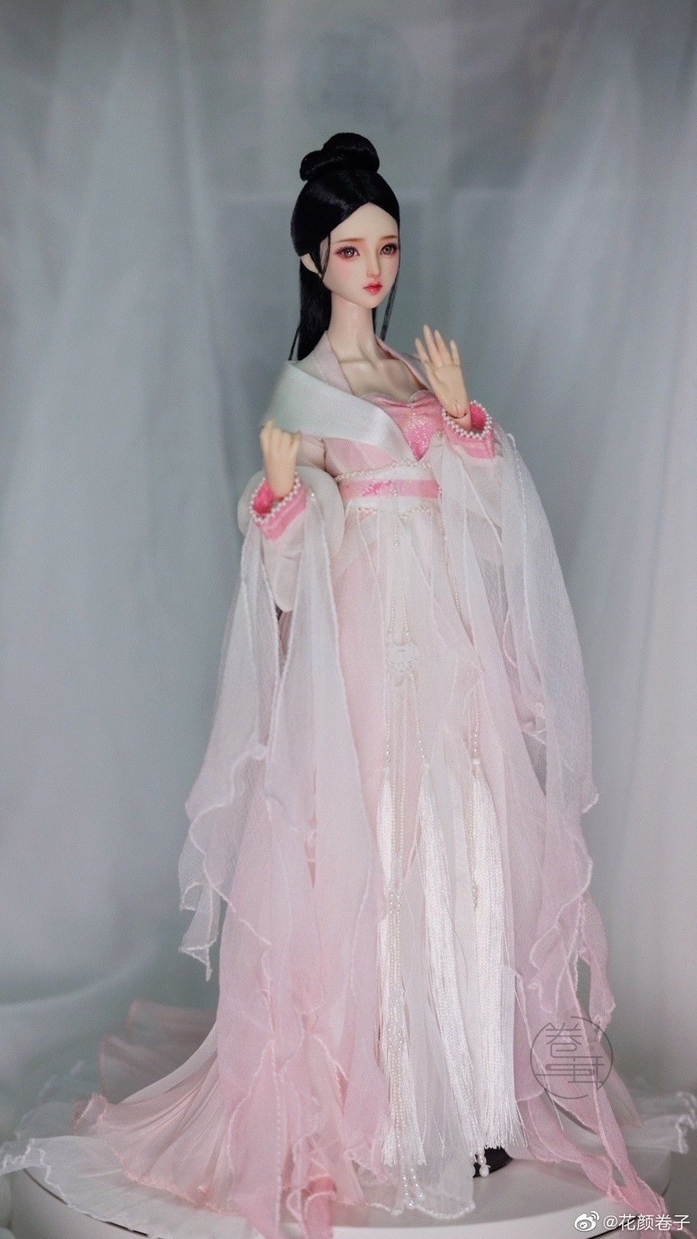 Spring Outings in Traditional Hanfu Fashion:Exploring the Revival of Ancient Charm Spring Outings in Traditional Hanfu Fashion:Exploring the Revival of Ancient Charm