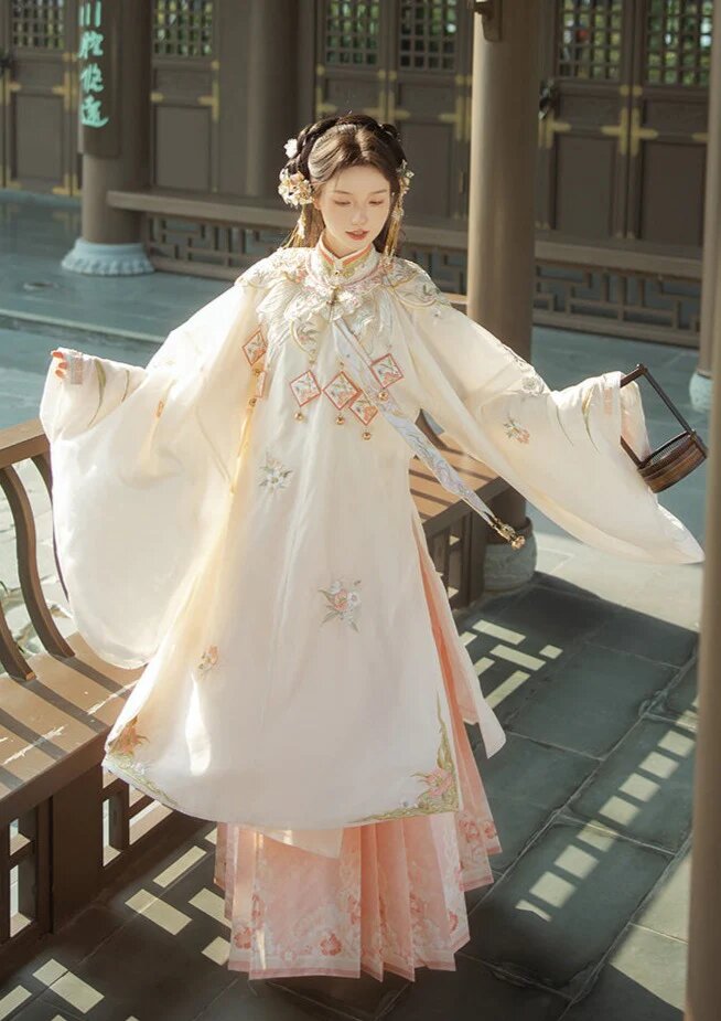 Reinventing the Cheongsam:The Evolution of Qipao into Modern Fashionable Dress Reinventing the Cheongsam:The Evolution of Qipao into Modern Fashionable Dress