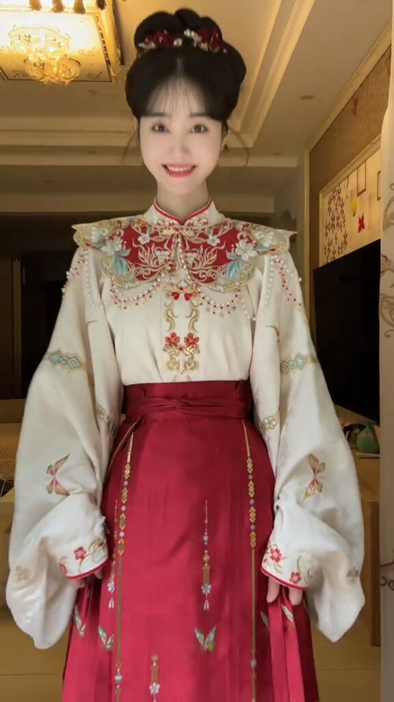 Vintage-Style Top and Horseface Skirt Ensemble:A Blend of Ancient Elegance and Modern Charm Vintage-Style Top and Horseface Skirt Ensemble:A Blend of Ancient Elegance and Modern Charm