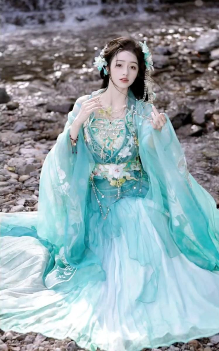 Tang-Style Hanfu for Women:Summer Fashion in Traditional Chinese Splendor Tang-Style Hanfu for Women:Summer Fashion in Traditional Chinese Splendor