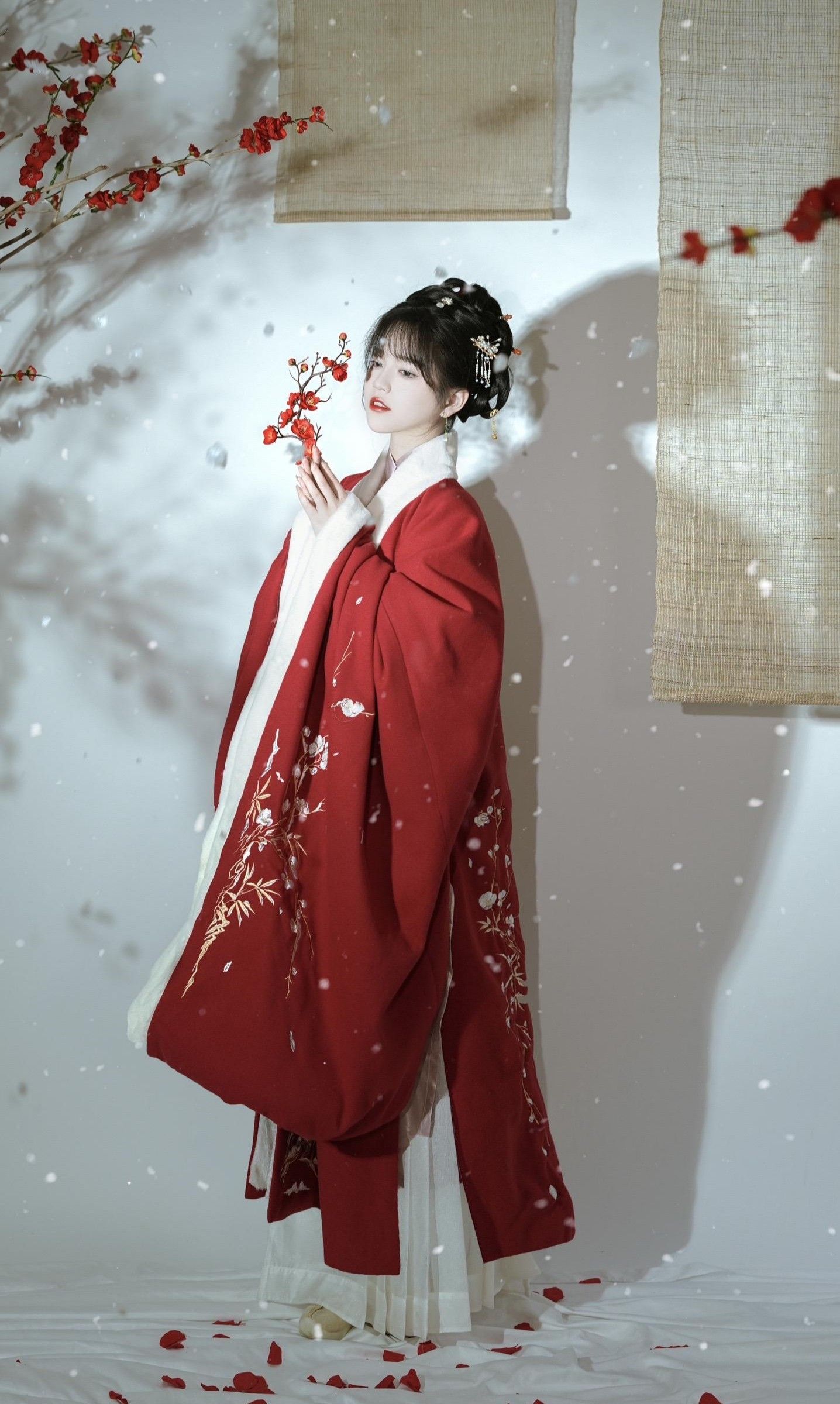 Ancient Splendor of Hanfu Fans:A Journey into the World of Immortal-like Elegance Ancient Splendor of Hanfu Fans:A Journey into the World of Immortal-like Elegance
