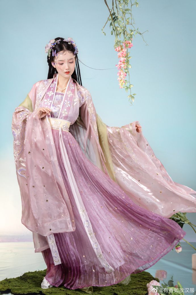 Gradational Color Swaying Chest-Style Hanfu Costume:A Complete Guide Gradational Color Swaying Chest-Style Hanfu Costume:A Complete Guide