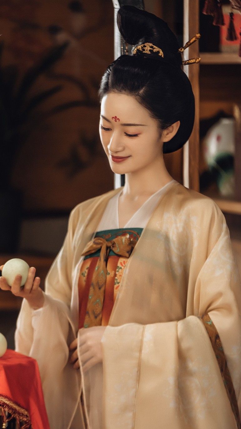 A Complete Guide to Styling a Waist-Length Hanfu Costume for Women A Complete Guide to Styling a Waist-Length Hanfu Costume for Women