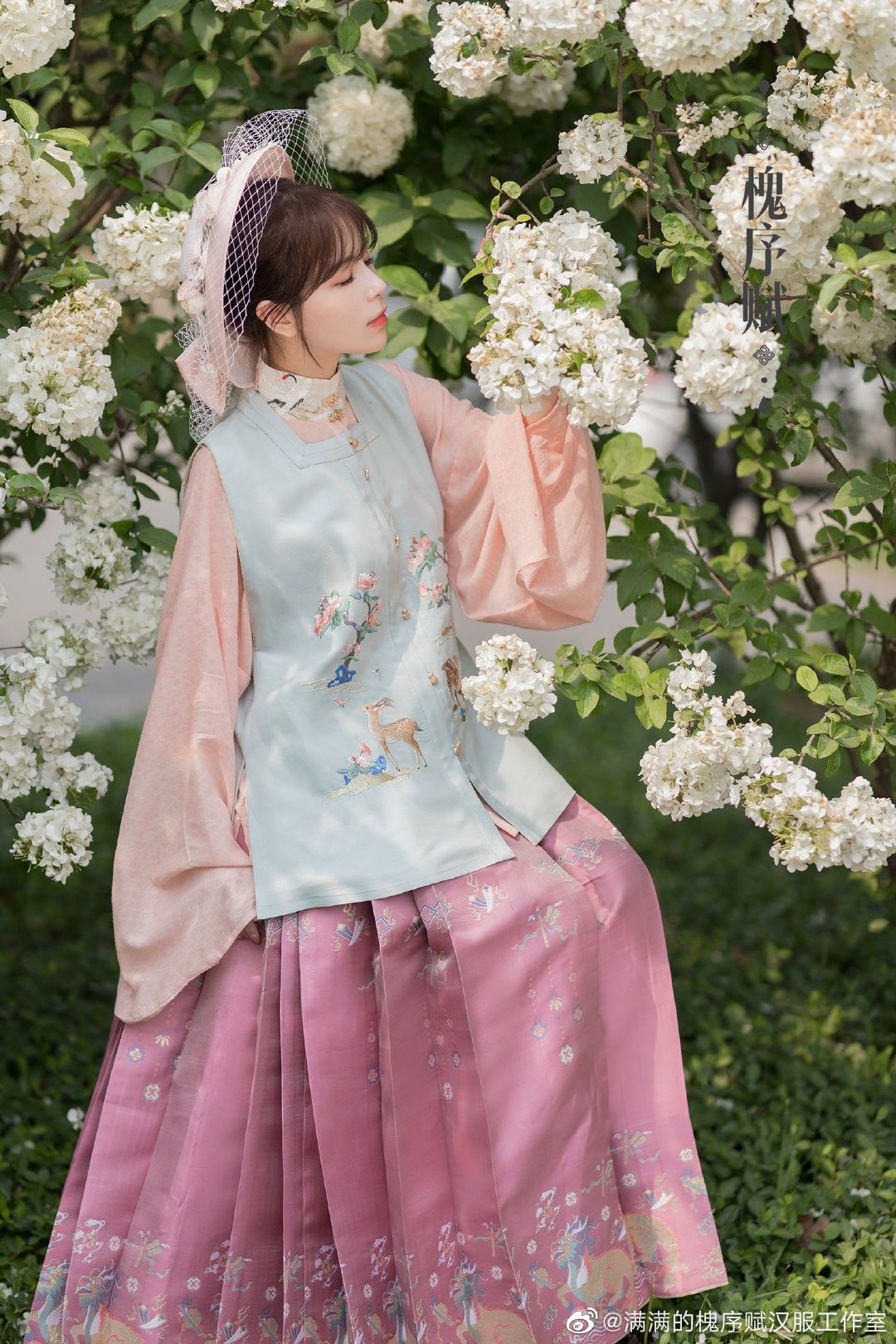 Winter Children in Chinese Hanfu Fashion:A Cultural Journey Winter Children in Chinese Hanfu Fashion:A Cultural Journey