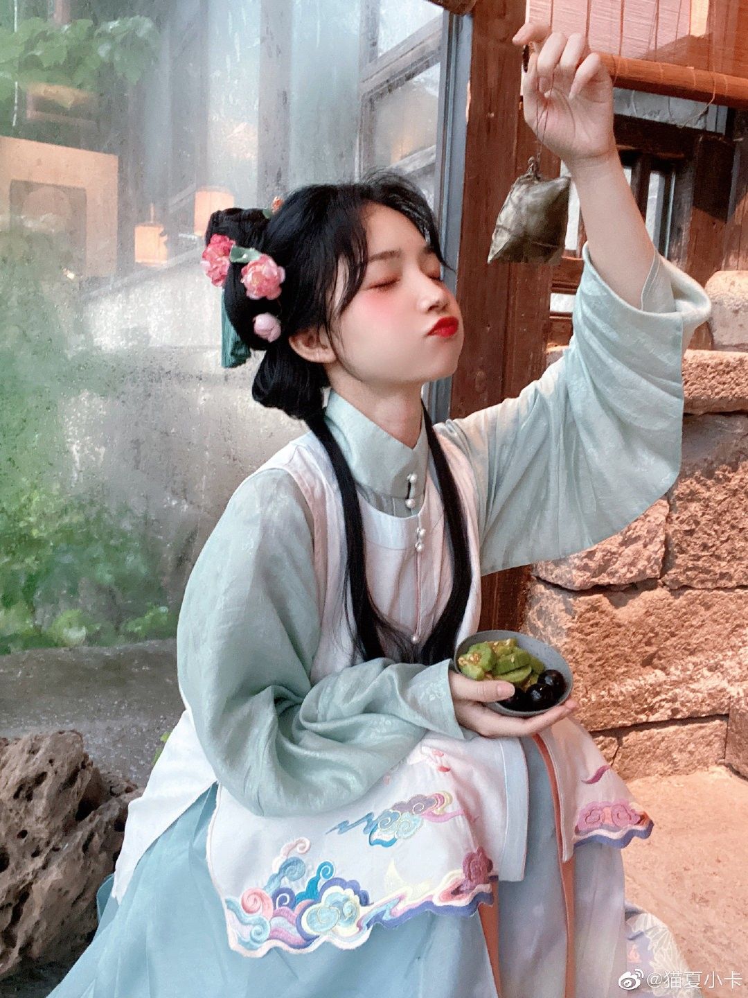 Giant Hanfu:The Rise of Oversized Fashion in Traditional Chinese Attire