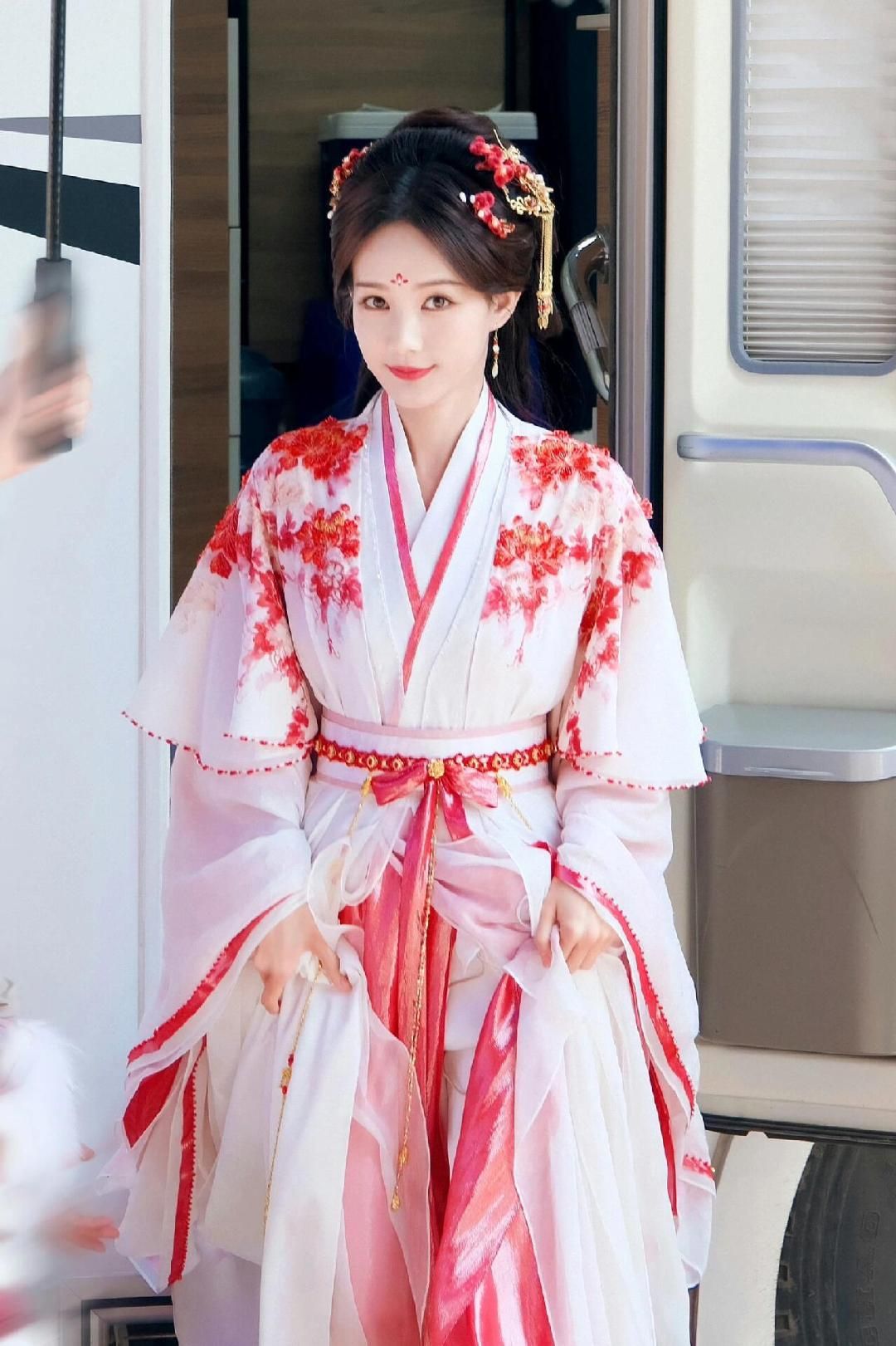 The Qipao Bride:Embracing a Traditional Elegance on Her Wedding Day