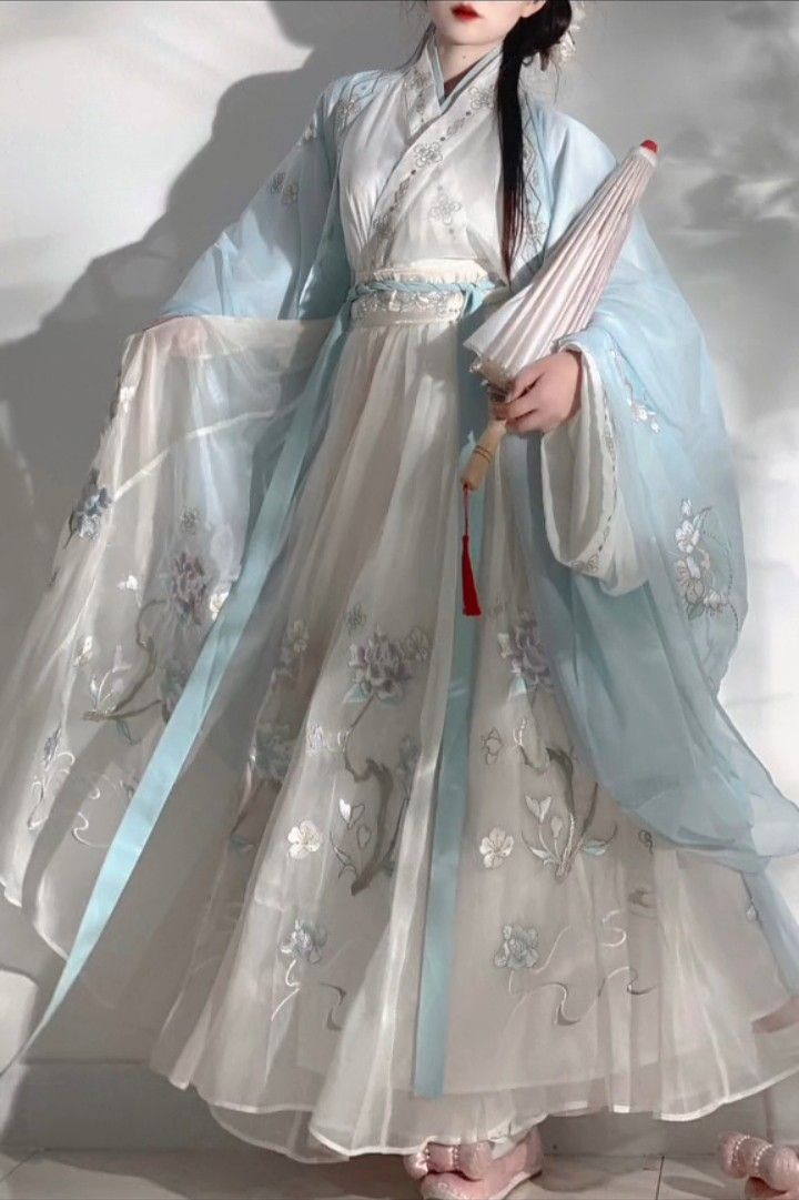 Childrens Traditional Chinese Hanfu Fashion:An Insight into Chinese Performing Apparel for Kids