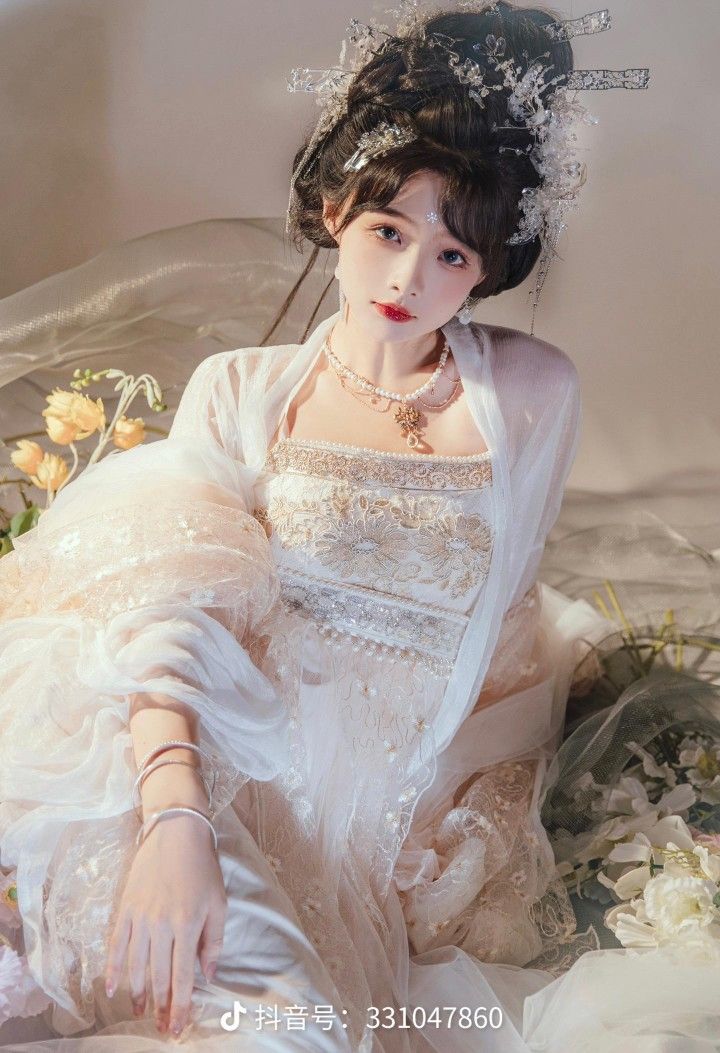 Golden Thread Cheongsam Dress:A Blend of Tradition and Elegance Golden Thread Cheongsam Dress:A Blend of Tradition and Elegance