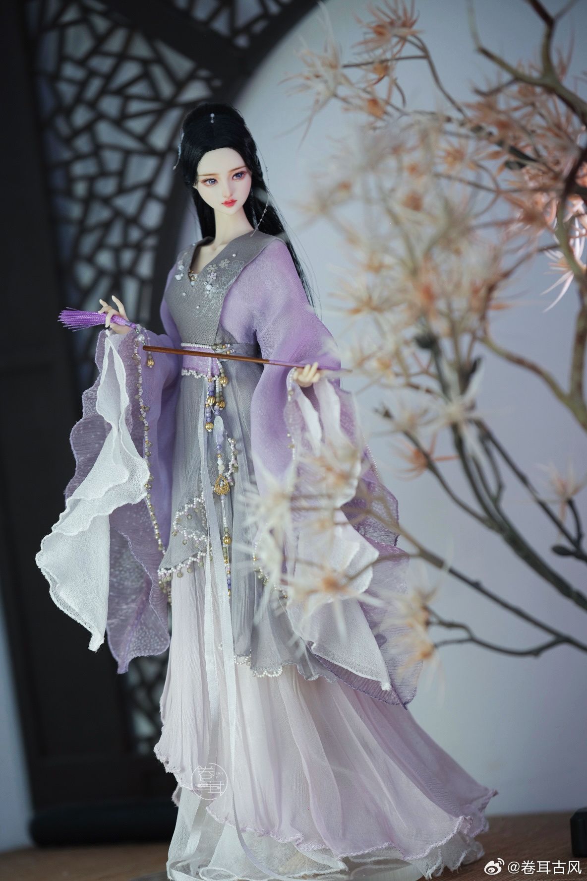 The Red Hanfu Woman and the Flower of the Otherworld The Red Hanfu Woman and the Flower of the Otherworld