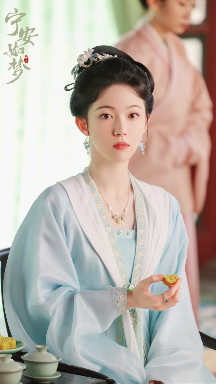 Winterizing Traditional Hanfu:Fashion Innovations for the Cold Season Winterizing Traditional Hanfu:Fashion Innovations for the Cold Season
