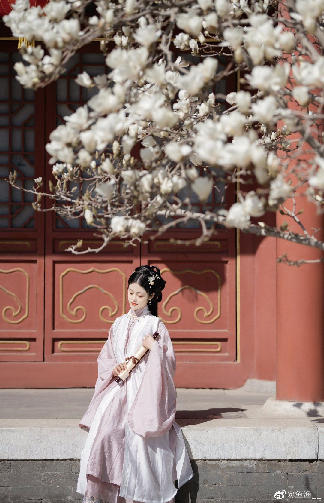 The Journey of Xiaolongnu Chen Yixi in Traditional Hanfu Fashion The Journey of Xiaolongnu Chen Yixi in Traditional Hanfu Fashion