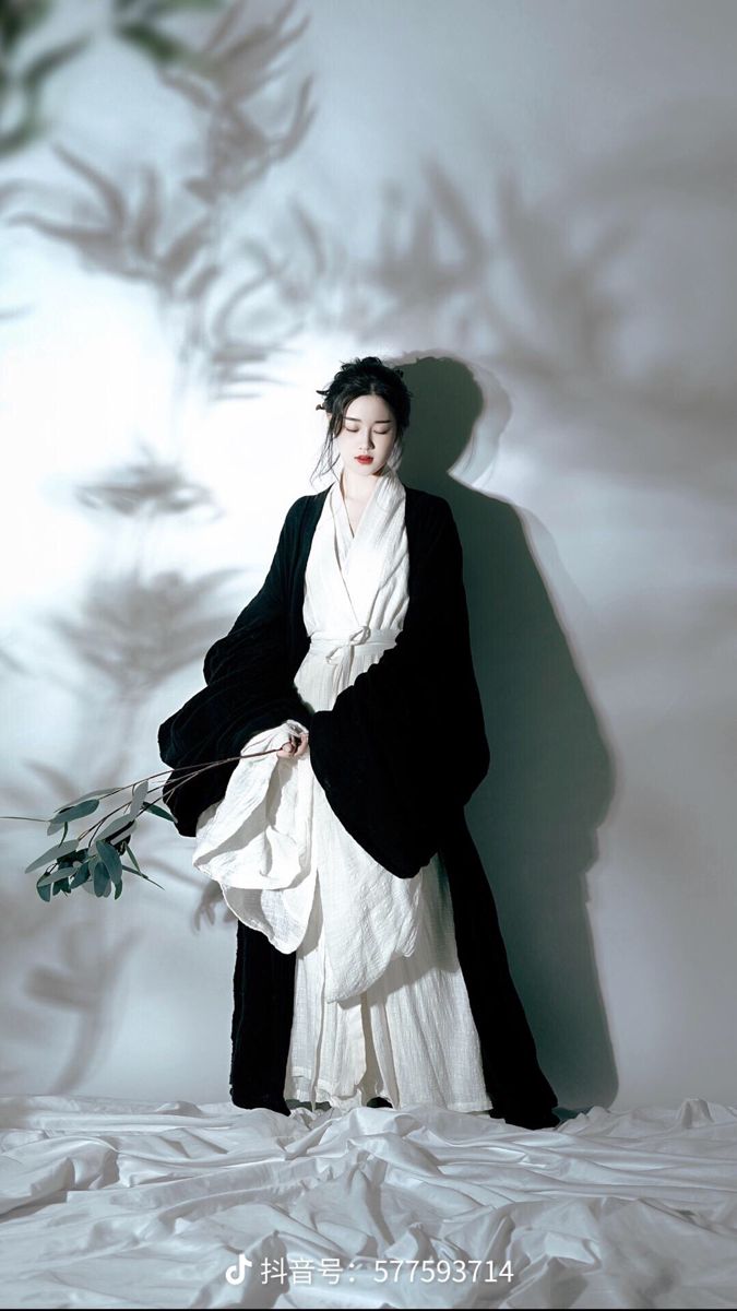 The Splendid Charm of Tang-Style Hanfu Cheongsam with a Broken Skirt The Splendid Charm of Tang-Style Hanfu Cheongsam with a Broken Skirt