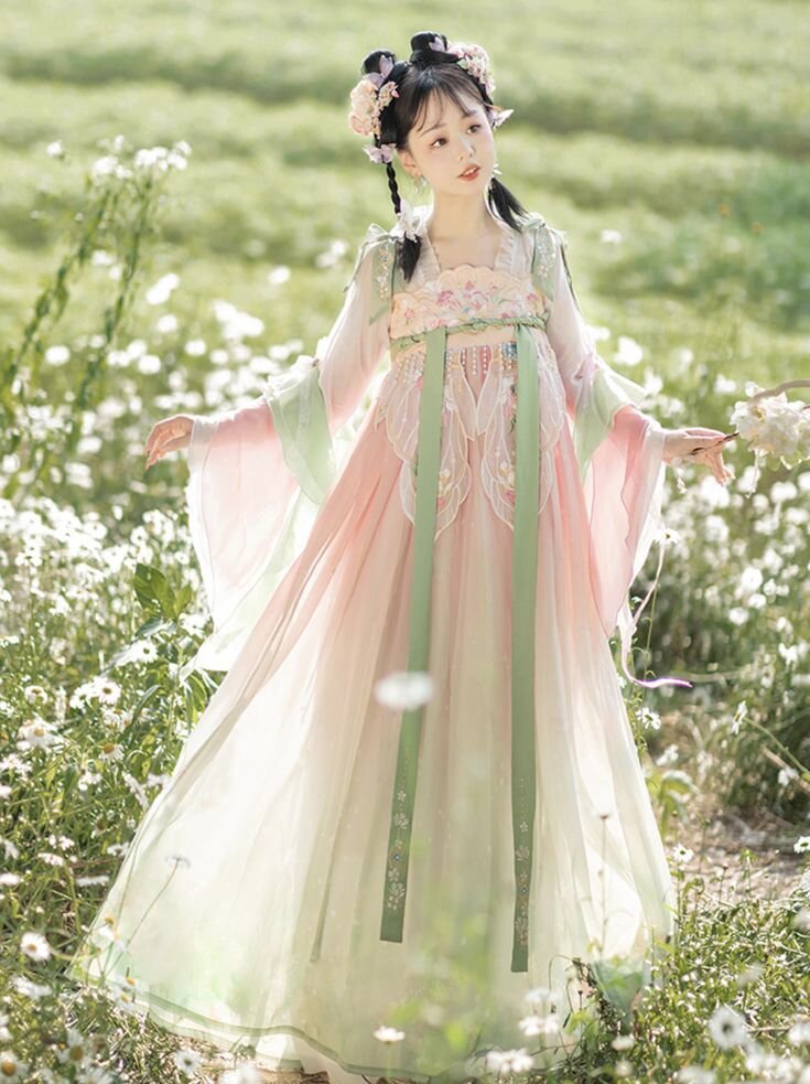 Reinventing the Traditional Brides Cheongsam:Modernizing the Classic Chinese Flag Robe Reinventing the Traditional Brides Cheongsam:Modernizing the Classic Chinese Flag Robe